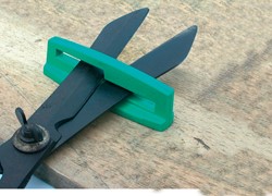 Outil d aiguisage pour les aiguiseurs de cisaille à haies